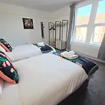 Carlton House 3 Bedroom House By Cliftonvalley בית נופש