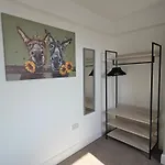 Carlton House 3 Bedroom House By Cliftonvalley *
