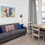 بيت للعطل Carlton House 3 Bedroom House By Cliftonvalley