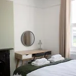 بيت للعطل Carlton House 3 Bedroom House By Cliftonvalley