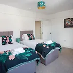 Carlton House 3 Bedroom House By Cliftonvalley بيت للعطل *