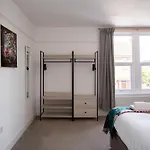 بيت للعطل Carlton House 3 Bedroom House By Cliftonvalley