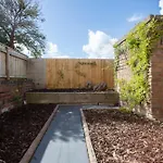 بيت للعطل Carlton House 3 Bedroom House By Cliftonvalley بريستول
