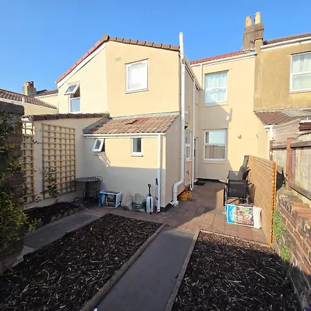 Carlton House 3 Bedroom House By Cliftonvalley *