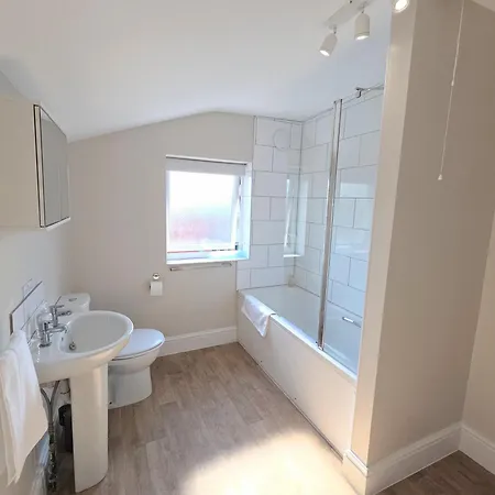 Carlton House 3 Bedroom House By Cliftonvalley *