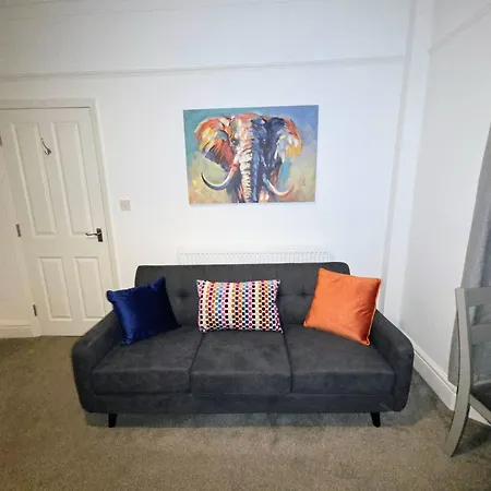 Carlton House 3 Bedroom House By Cliftonvalley Casa vacanze *