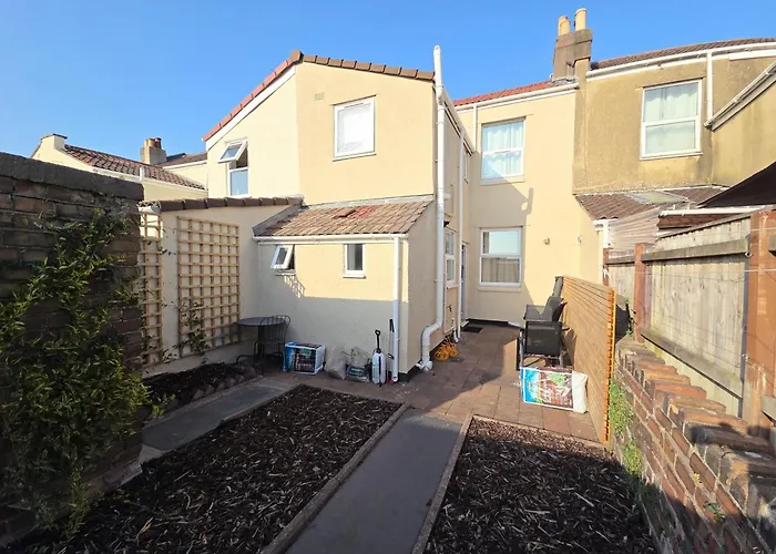 Carlton House 3 Bedroom House By Cliftonvalley *