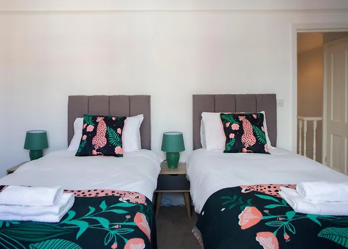 Carlton House 3 Bedroom House By Cliftonvalley *