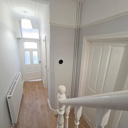 Carlton House 3 Bedroom House By Cliftonvalley Tatil Evi Bristol