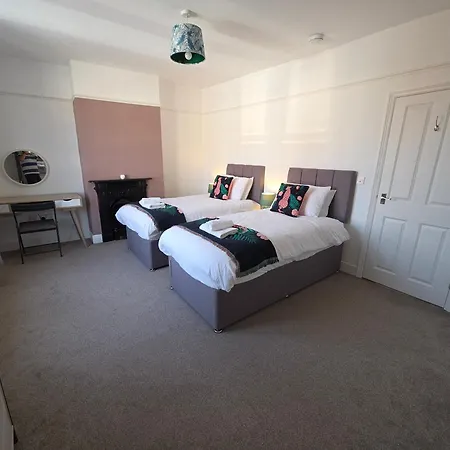 Carlton House 3 Bedroom House By Cliftonvalley 度假居